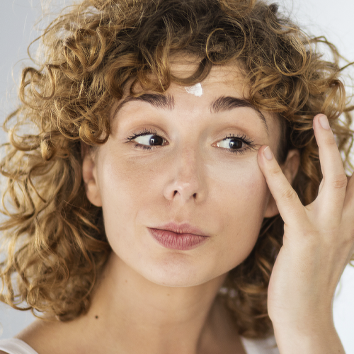 Догляд за шкірою навколо очей — правила, поради, найкращі засоби