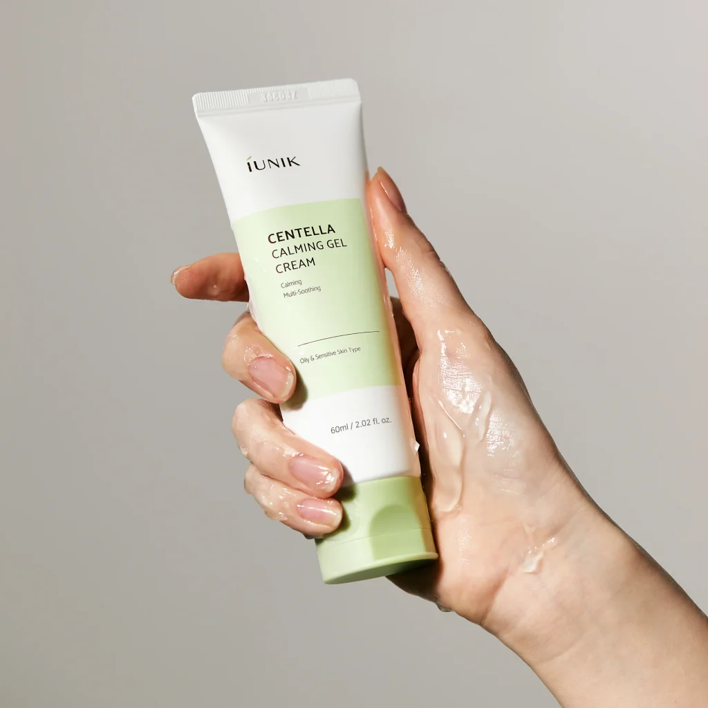 iUNIK - Centella Calming Gel Cream - Успокаивающий крем-гель с центеллой азиатской — текстура на коже