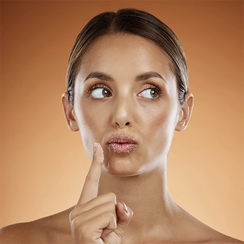 Як користуватися скрабом для губ та навіщо він потрібен?