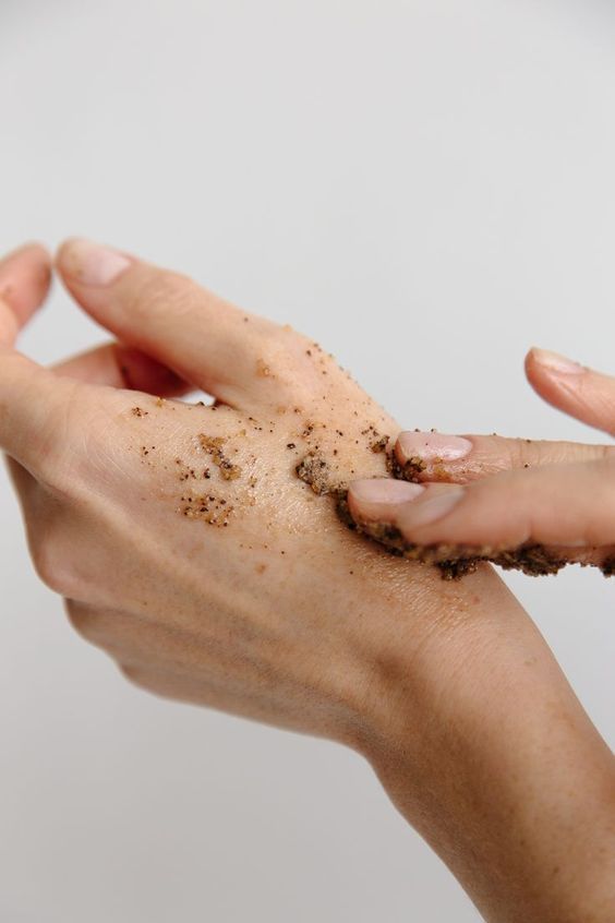 Кавовий пілінг на руках