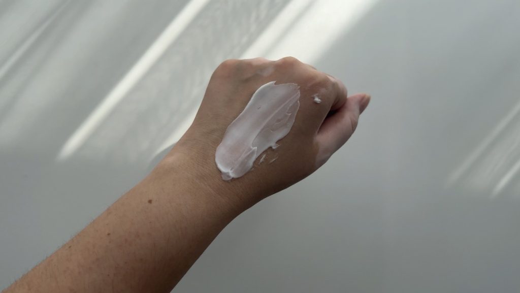 Крем від зморшок Centellian24 - Madeca Cream Time Reverse текстура на руці