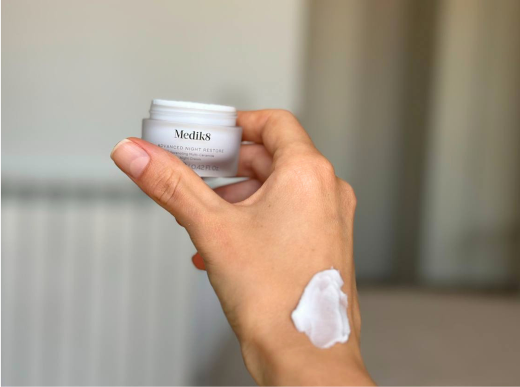 Medik8 - Advanced Night Restore - Rejuvenating Multi-Ceramide Night Cream текстура на руці