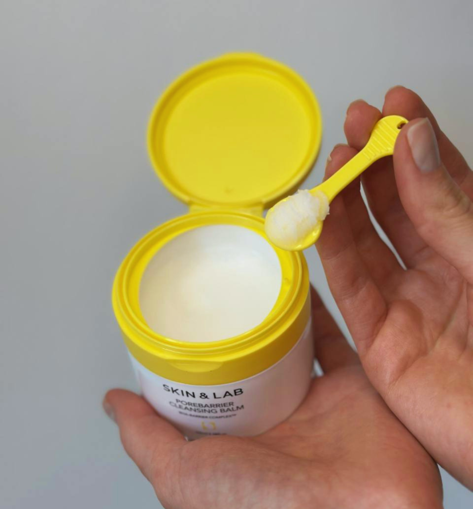 Skin&Lab - Porebarrier Cleansing Balm - Зволожвальний бальзам для очищення обличчя - текстура на шкірі. У наборі є жовта ложечка для гігієнічного використання
