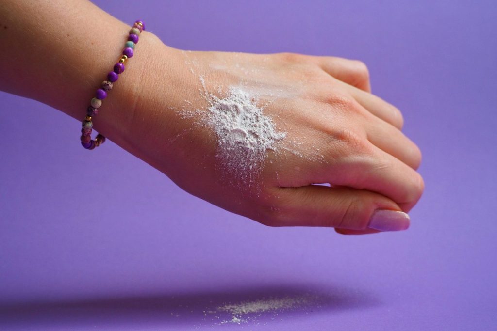 Энзимная пудра в сухом состоянии рассыпана на руке