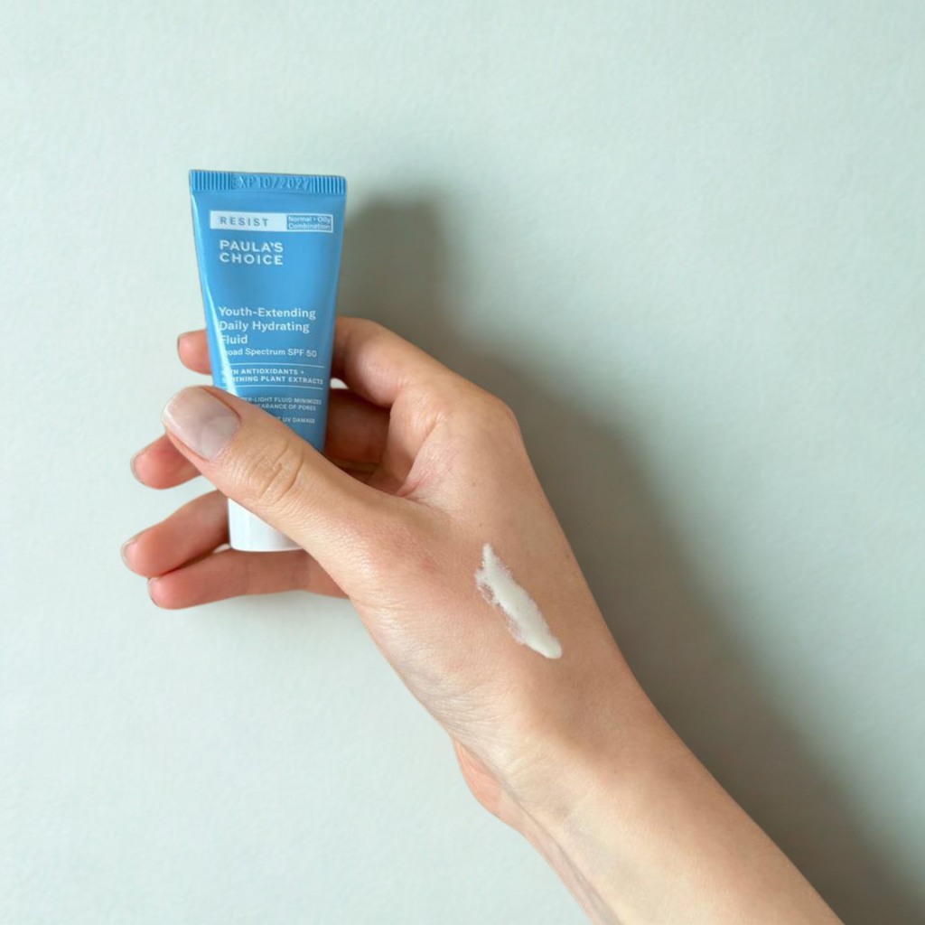Paula's Choice - Resist - Youth-Extending Daily Hydrating Fluid SPF50 - текстура на коже