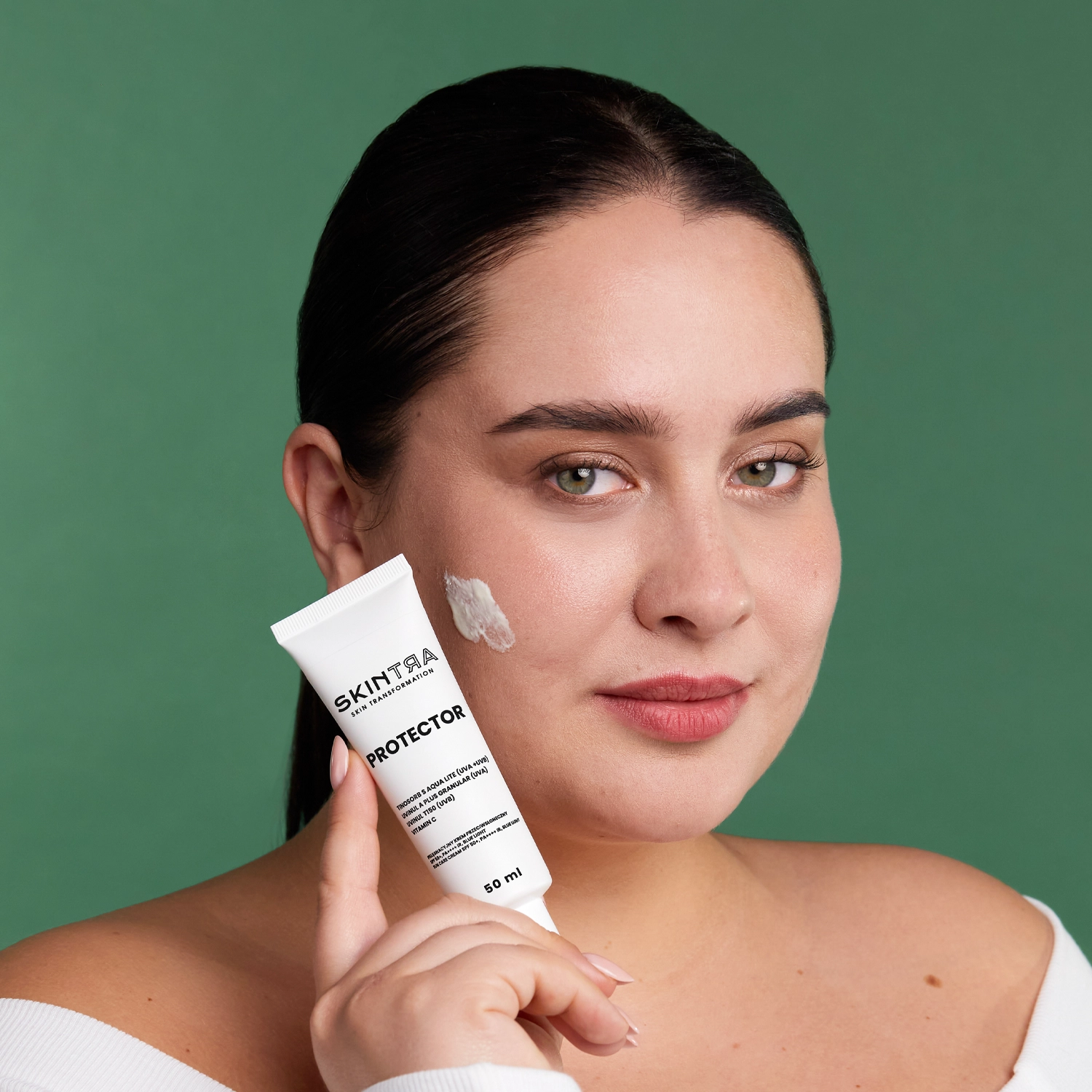 SkinTra - Protector - Солнцезащитный ухаживающий крем SPF 50+/PA++++, IR, BLUE LIGHT - текстура на лице