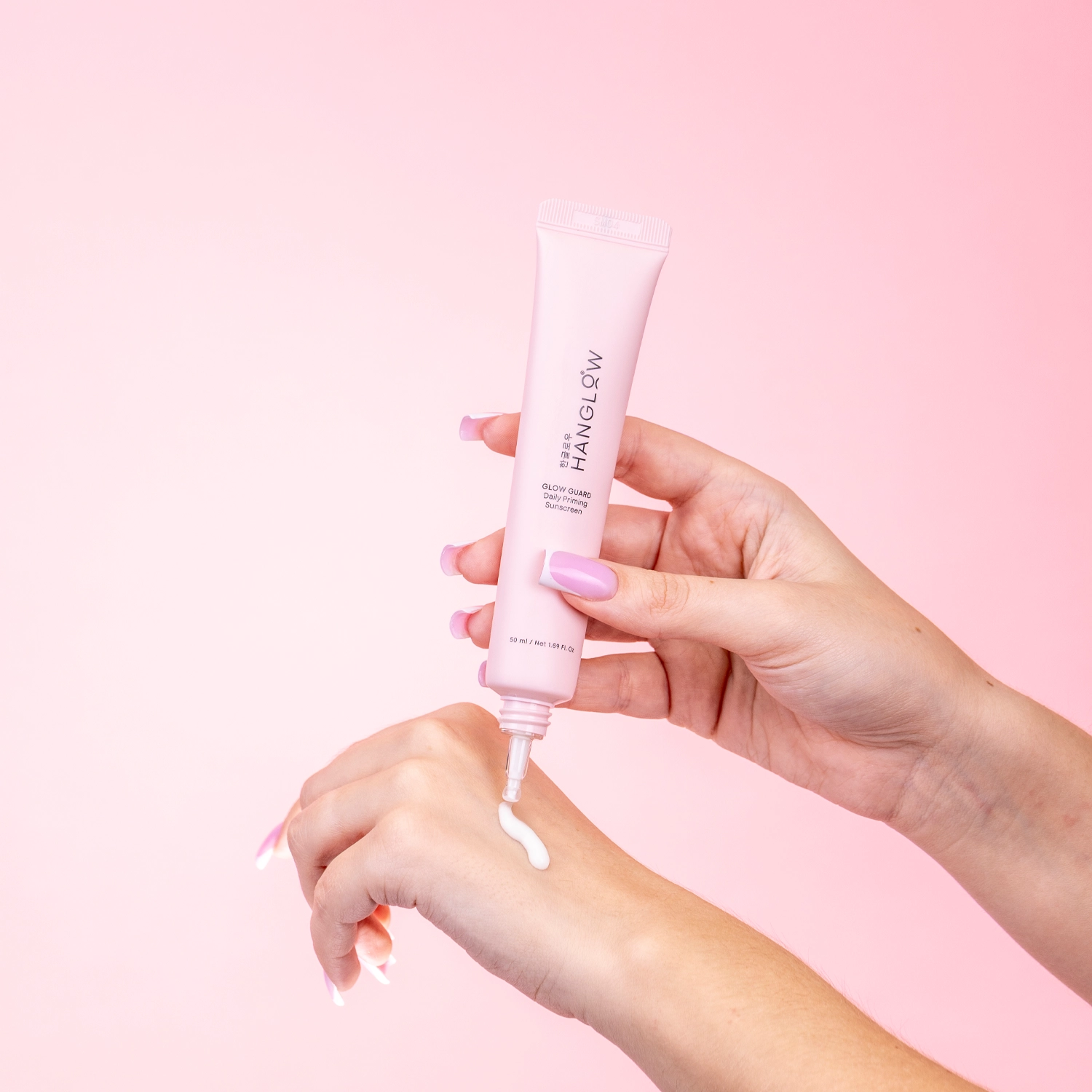 HanGlow - Glow Guard - Daily Priming Sunscreen SPF 50+ - Ежедневный солнцезащитный крем - текстура на коже