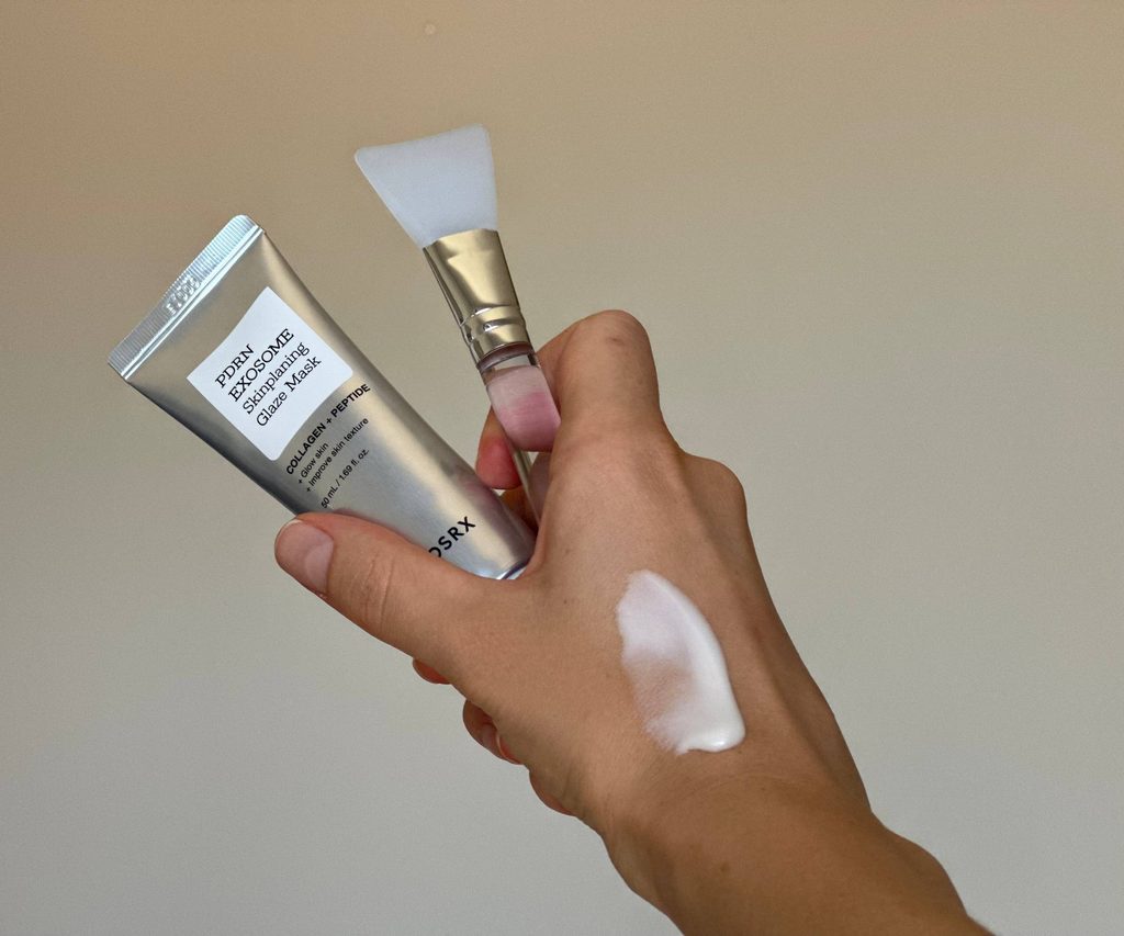COSRX - PDRN EXOSOME Skinplaning Glaze Mask - Пілінг-маска - фото на шкірі