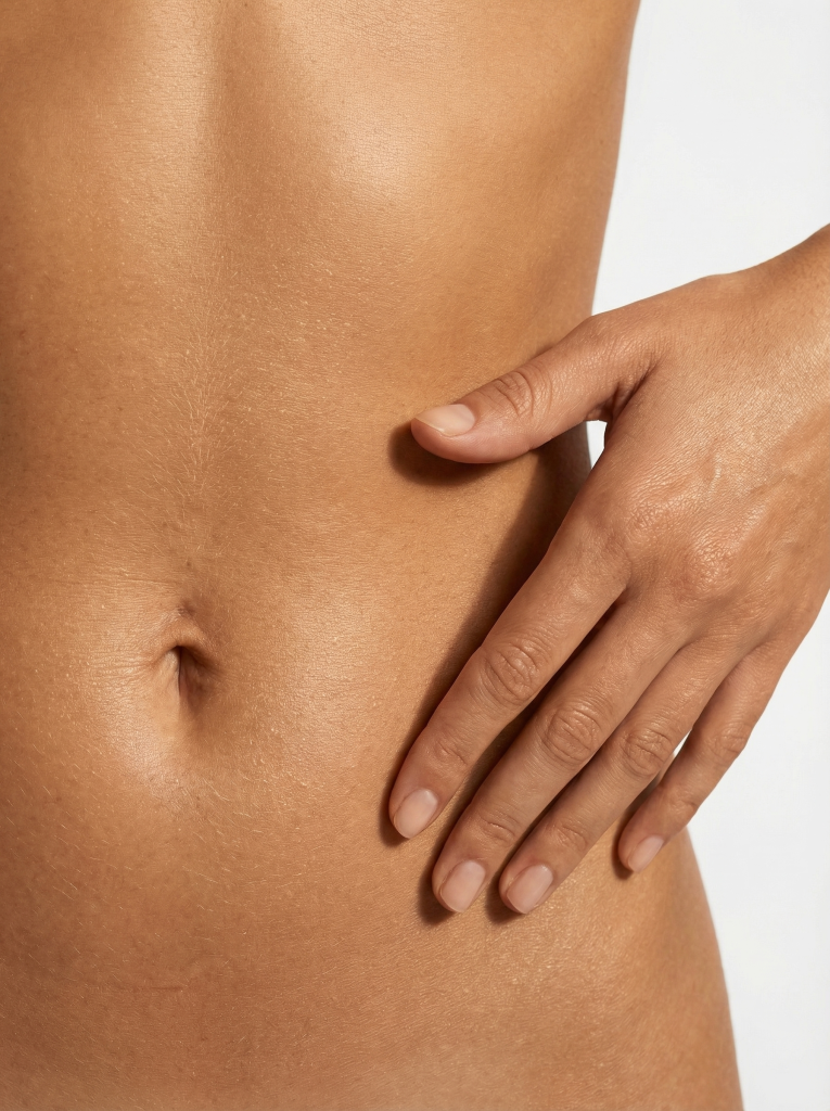 Жіноча рука, яка торкається свого живота