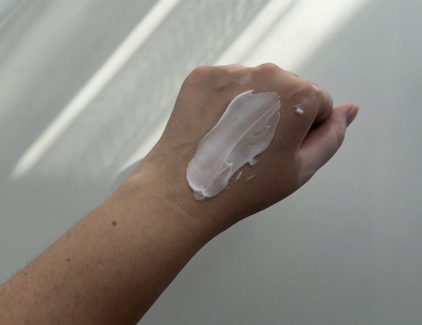 Centellian24 - Madeca Cream Time Reverse - Крем для лица против морщин — текстура на коже