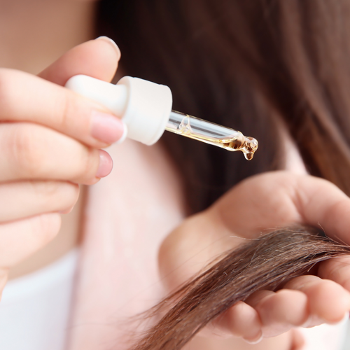 Відновлюємо локони: 5 найкращих сироваток для кінчиків волосся
